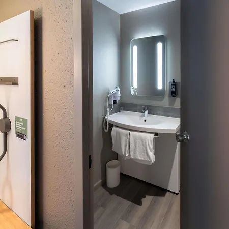 Отель Ibis Centre Эперне