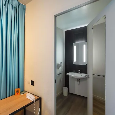 Ibis Centre Hotel 3*