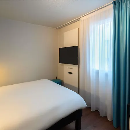 Отель Ibis Centre Эперне